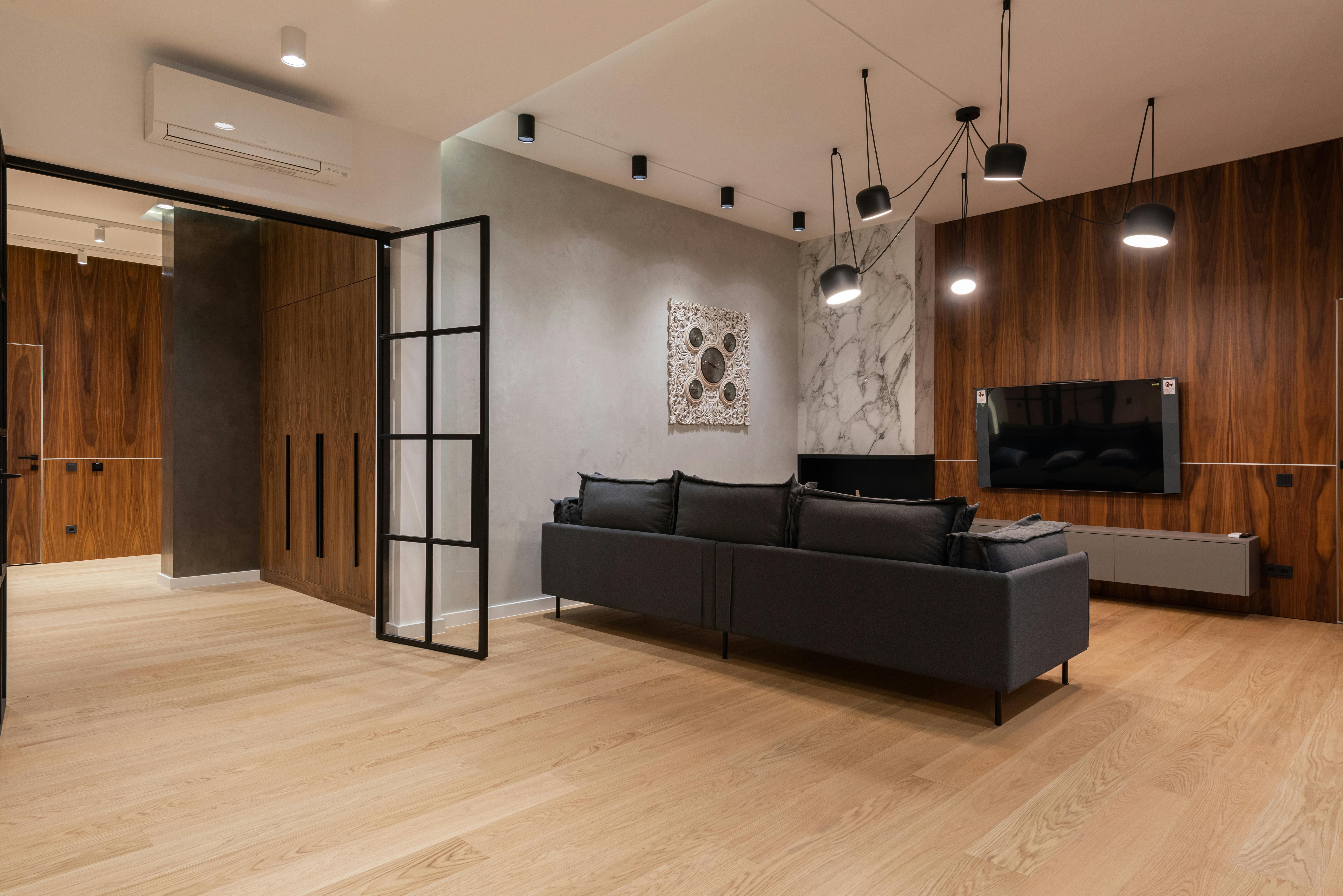 The Smart Hotel Buyer's Guide: Tech & Essentials for a Winning Stay